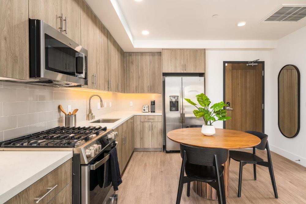 Caltrain-Facing, One Bedroom Apartment (Self Check-in with Virtual Front Desk) interior