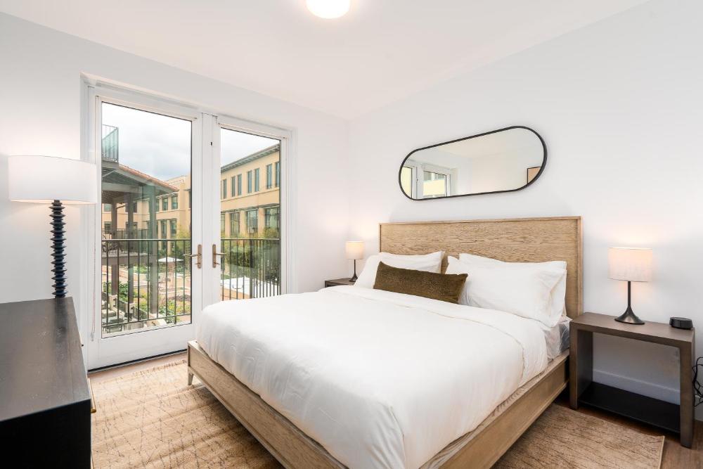 Caltrain-Facing, Two Bedroom Apartment (Self Check-in with Virtual Front Desk) interior